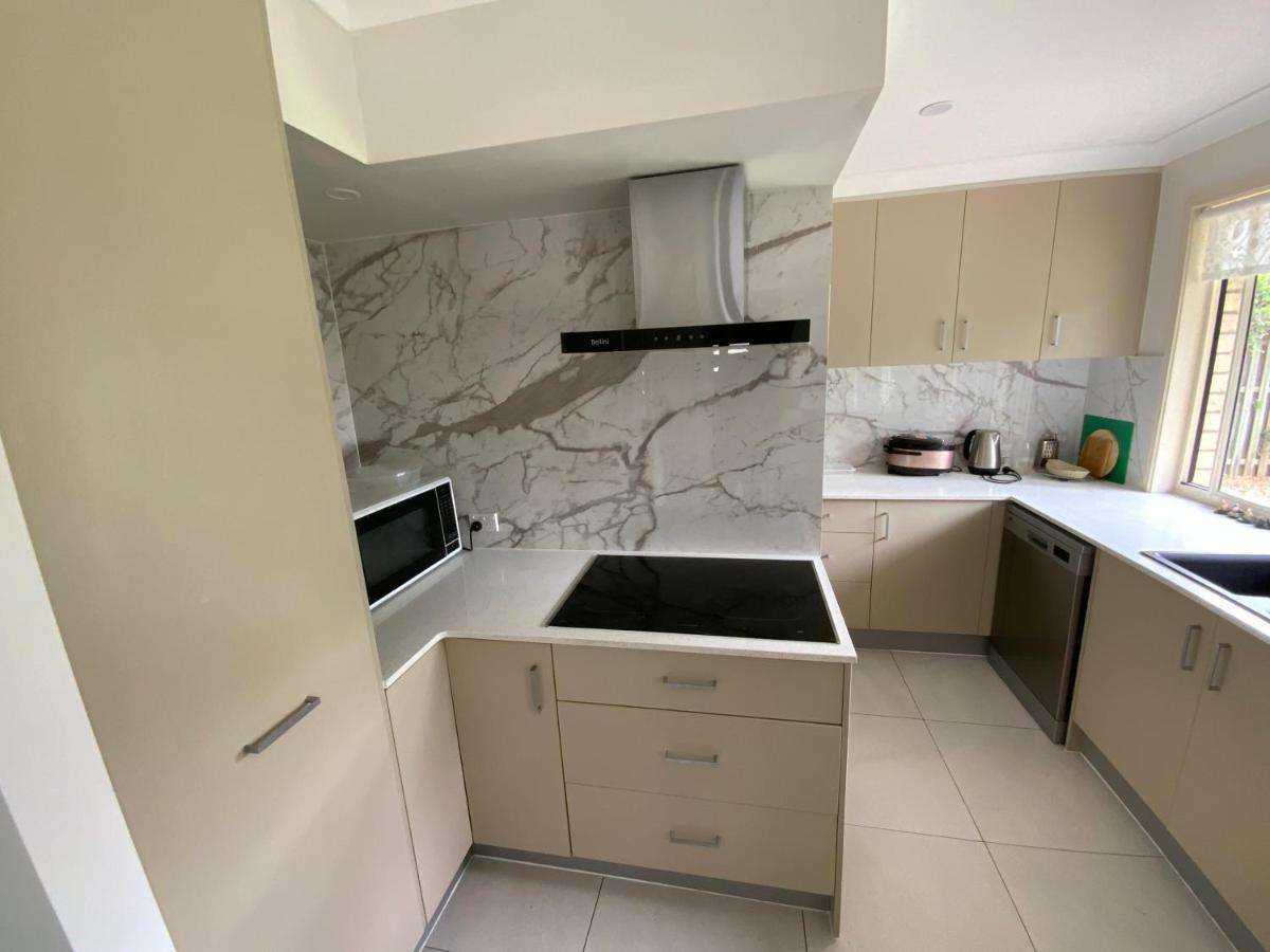 Shared House With Other Guests Near Shopping Center And Theme Parks Apartment Gold Coast Exterior photo
