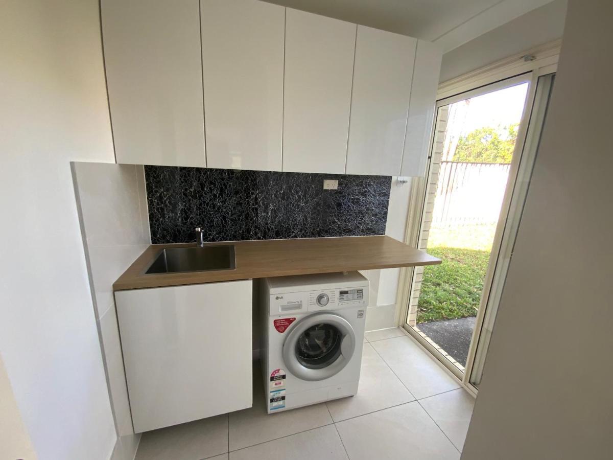 Shared House With Other Guests Near Shopping Center And Theme Parks Apartment Gold Coast Exterior photo