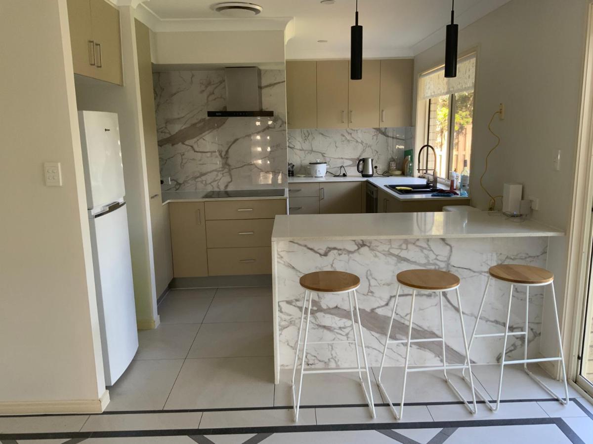 Shared House With Other Guests Near Shopping Center And Theme Parks Apartment Gold Coast Exterior photo