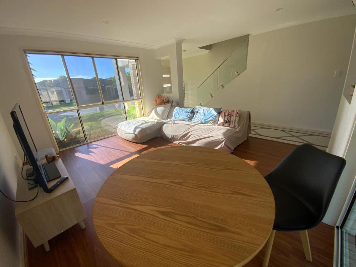 Shared House With Other Guests Near Shopping Center And Theme Parks Apartment Gold Coast Exterior photo