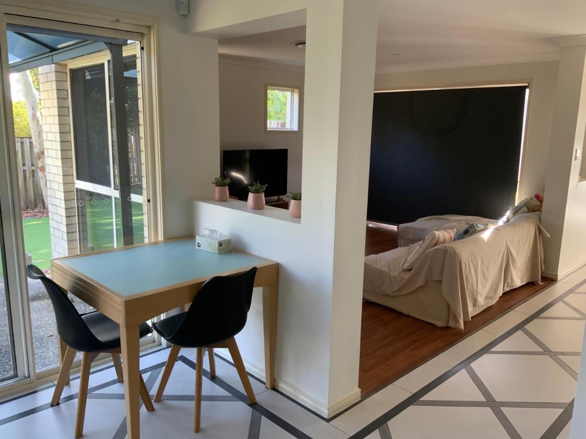 Shared House With Other Guests Near Shopping Center And Theme Parks Apartment Gold Coast Exterior photo